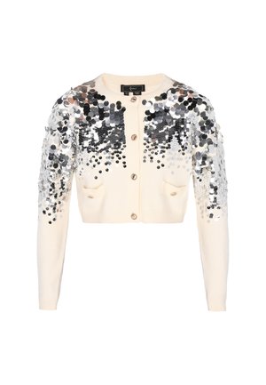 Crème geknipte cardigan met lange mouwen, knoopsluiting aan de voorkant, kleine zakken en zilveren pailletten die dicht over de schouders en bovenarmen zijn verdeeld.