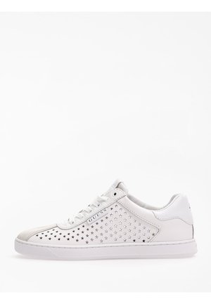 Sneaker bianco con motivo a stella perforato, lacci piatti e punteggio testurizzato. Realizzato in materiale sintetico con suola in gomma.