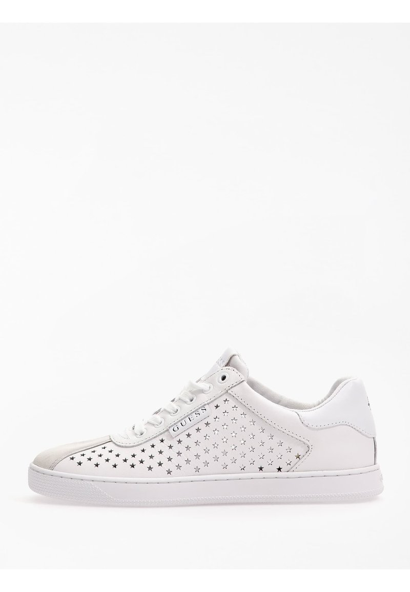 Sneaker bianco con motivo a stella perforato, lacci piatti e punteggio testurizzato. Realizzato in materiale sintetico con suola in gomma.