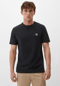 s.Oliver MIT HENLEY-AUSSCHNITT - Jednoduché tričko - schwarz