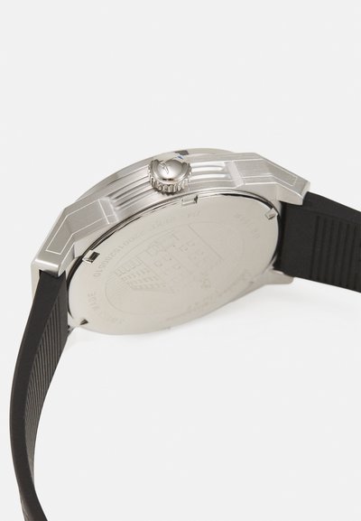 Roostevabast terasest kella tagakülg tekstureeritud hõbedase viimistlusega, must kummist rihm ja märgatav kroon. Omadusteks graveeritud logo ja vee-kindlus.