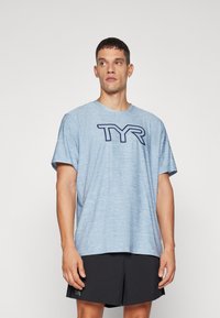 TYR AIRTEC SHORT SLEEVE TEE LARGE LOGO - T-skjorte til trening - denim