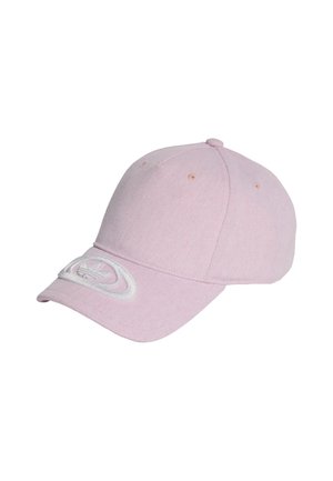 Roze baseballpet van ribbelstof, met een gebogen klep en een wit geborduurd logo aan de voorkant. Zes luchtgaatjes voor ventilatie.