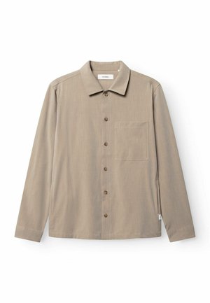 Camisa beige de manga larga con botones, bolsillo en el pecho, cuello clásico y botones marrones, mostrada sobre un fondo blanco.