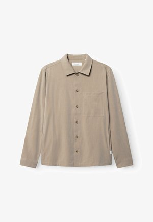 Camisa beige de manga larga con botones, bolsillo en el pecho, cuello clásico y botones marrones, mostrada sobre un fondo blanco.