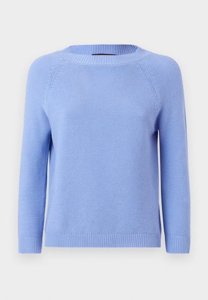 Pull en tricot bleu clair avec des manches raglan longues, un col arrondi et un ourlet côtelé. Texture douce avec un motif uniforme sur l'ensemble.