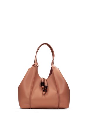 Borsa a tracolla in morbida pelle marrone con manici arrotondati, dotata di chiusura a coulisse con tre grandi perle scure.