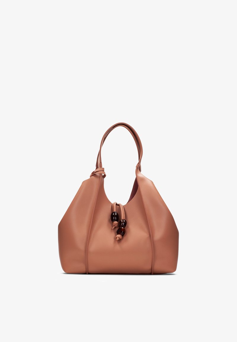 Sac à main en cuir marron doux avec des poignées arrondies, doté d'une fermeture à cordon avec trois grosses perles sombres.