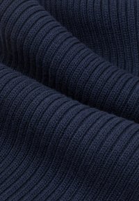 Granatowa dzianina o prążkowanej strukturze. Miękka w dotyku, z naprzemiennymi wąskimi i szerokimi paskami. Idealna do odzieży lub akcesoriów.