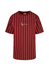 Sarkana īsām piedurknēm T-krekls ar vertikālām krēmkrāsas svītrām un centrā iešūtu logotipu baltā krāsā. Apaļais kakls, brīvs griezums, kokvilnas materiāls.