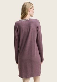 Abito a maniche lunghe color malva con una vestibilità comoda, caratterizzato da un colletto a righe, una texture morbida e spacchi laterali per facilitarne il movimento.