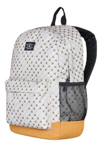 Biały plecak pikowany z złotym geometrycznym wzorem, czarnym suwakem, siateczkową boczną kieszenią oraz gładkim złotym dnem. Wyściełane szelki na ramionach.