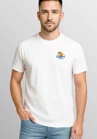 Weißes Baumwoll-T-Shirt mit blauem "Capri"-Logo und orangefarbener Grafik im linken Brustbereich, kurzen Ärmeln und klassischem Rundhalsausschnitt.