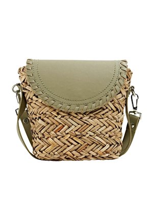 Kleine geflochtene Strohtasche zum Umhängen mit grünem Lederklappe und verstellbarem Schulterriemen, Metallverschlüsse an den Enden des Riemens.