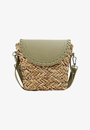 Bolso bandolera pequeño de paja tejida con solapa de cuero verde y correa de hombro ajustable, cierres metálicos en los extremos de la correa.