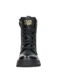 Zwarte leren enkellaarsjes met een textuurafwerking, ronde neus, gouden logo "SUB 55" en zwarte veters. Voorzien van een stevige rubberen zool en veterogen.