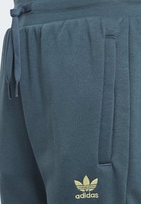 adidas Originals PANTS JUNIOR UNISEX - Tepláky - arctic night/pulse yellow