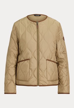 Bézs steppelt dzseki kerek nyakkal, elöl cipzárral, két elülső zsebbel, és barna szegéllyel az ujj- és zsebrészen, valamint a galléron.