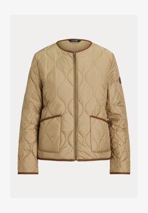 Beige quiltet jakke med rund krave, frontlynlås, to forlommer og brun kant på ærmer, lommer og krave.