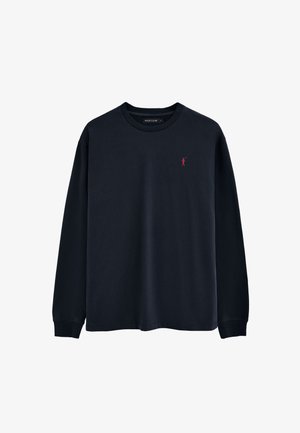 Maglietta nera a maniche lunghe con scollo rotondo, piccolo logo ricamato del giocatore di polo rosso sul lato sinistro del petto, polsini a costine e etichetta "Polo Club" all'interno del colletto.