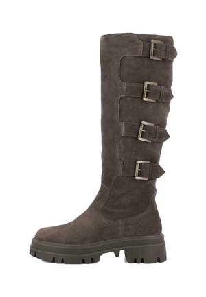 Botas altas de gamuza gris oscuro con cuatro hebillas plateadas ajustables, suela de goma gruesa y acentos texturizados para un mejor agarre.
