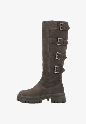 Botas altas de gamuza gris oscuro con cuatro hebillas plateadas ajustables, suela de goma gruesa y acentos texturizados para un mejor agarre.