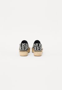 Espadrillas nere in tela con motivo testuale bianco, suola in corda di juta, retro arrotondato e tacco piatto. Design semplice e casual.