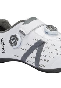 Vita cykelsko med grå accenter, meshtventiler och justerbar snörning med ratt. Har en gummisula och en central kardborreflik.