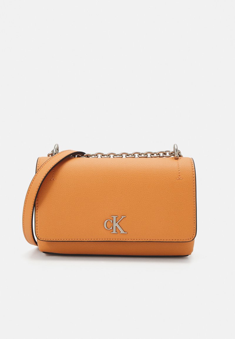 Borsa a tracolla in pelle arancione con catena e spallaccio, con dettaglio del logo in argento e superficie liscia e testurizzata. Design rettangolare.
