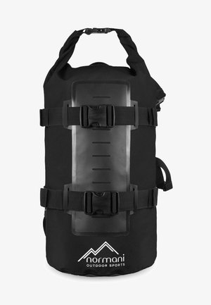 Schwarzer, wasserdichter Rucksack mit verstellbaren Trägern, Schnallenverschluss, einer transparenten Hülle und einem Logo am Boden mit einem Bergmotiv.