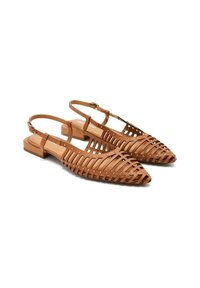 Zapatos de slingback de cuero marrón con puntas afiladas, que presentan un diseño de recortes tejidos y pequeños acentos metálicos. Tacón bajo tipo bloque.