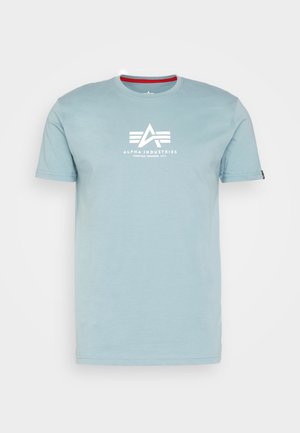 Helles blaues Baumwoll-T-Shirt mit kurzen Ärmeln, mit einem weißen Logo und Text in der Mitte der Brust, runder Halsausschnitt mit einem roten Akzent.