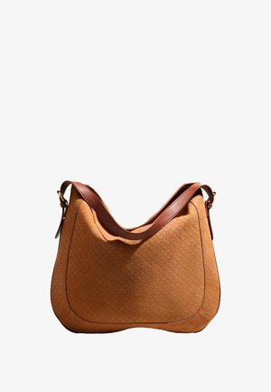Bolso de hombro de cuero texturizado color bronceado con correa ajustable marrón oscuro y sutil patrón en relieve sobre un fondo blanco.