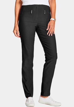 Zwarte broek met een tailored fit, voorzien van twee voorzakken met rits en een zachte katoenmix. Draag met witte sneakers.
