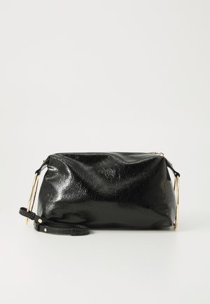 Sac en simili cuir noir texturé avec quincaillerie dorée, doté d'une fermeture éclair et d'une sangle réglable pour des options de transport polyvalentes.