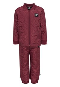 Burgundy quiltad träningsoverall med en zip-up jacka med ribbad krage och matchande byxor med elastiska manschetter. Inkluderar logotyp-patchar.