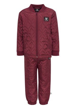 Bordeaux gewatteerde trainingsoutfit met een ritsjack met een geribbelde kraag en bijpassende broek met elastische boorden. Inclusief logopatches.