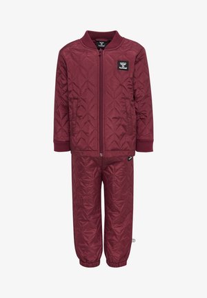 Burgundy quiltad träningsoverall med en zip-up jacka med ribbad krage och matchande byxor med elastiska manschetter. Inkluderar logotyp-patchar.