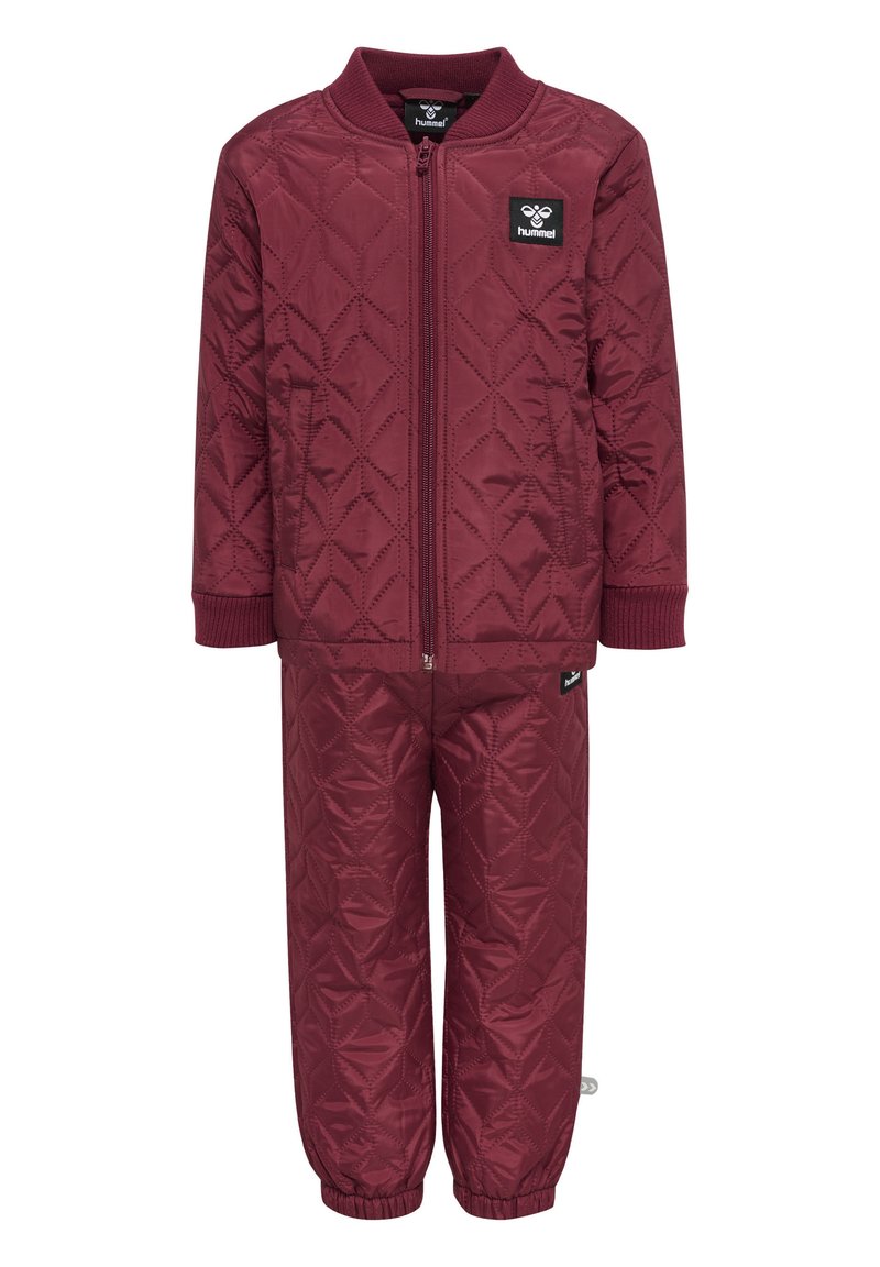 Burgundy quiltad träningsoverall med en zip-up jacka med ribbad krage och matchande byxor med elastiska manschetter. Inkluderar logotyp-patchar.