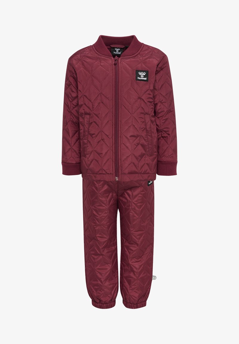 Bordeaux quiltet træningsdragt med en lynlåsjakke med ribbet krave og matchende bukser med elastiske manchetter. Inkluderer logo-patches.