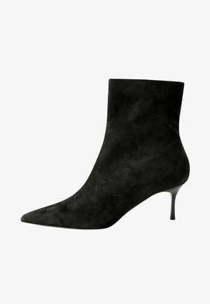 Crne antilop čizme do gležnjeva s oštrim nosom i tankom, visokom stiletto potpeticom. Glatka tekstura s elegantnim, minimalističkim dizajnom.