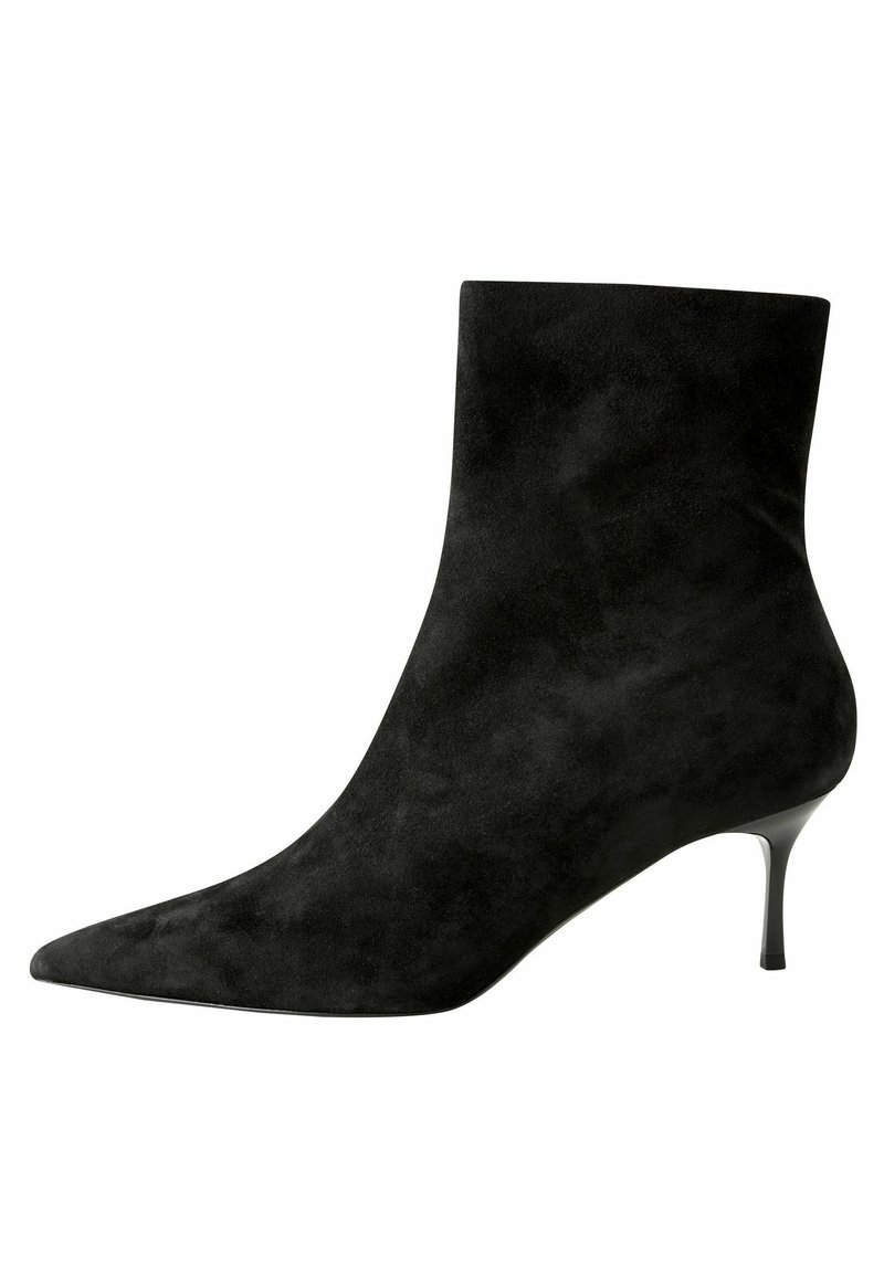 Stivale alla caviglia in suede nero con punta affusolata e sottile tacco a stiletto alto. Texture liscia con un design elegante e minimalista.