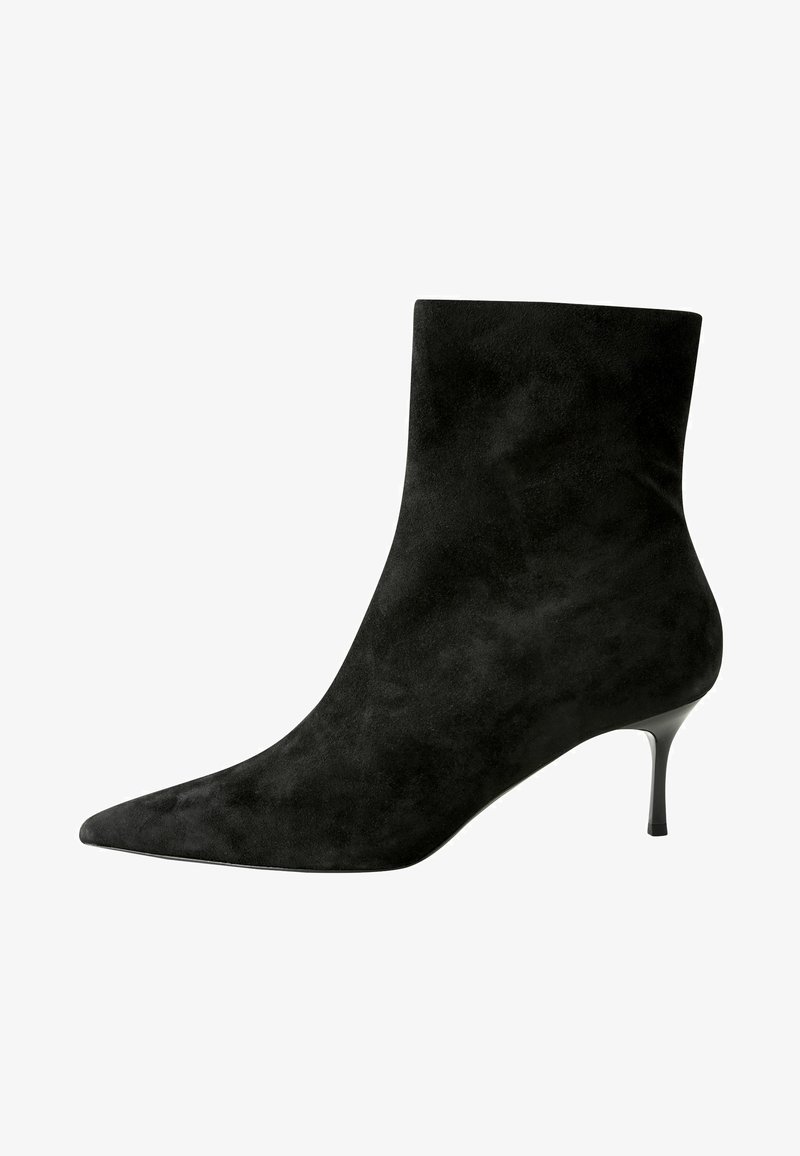Botín de ante negro hasta el tobillo con punta afilada y un tacón stiletto delgado y alto. Textura suave con un diseño elegante y minimalista.