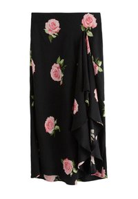 Tessuto nero drappeggiato con stampa floreale di rose rosa e foglie verdi, che mostra una texture morbida e pieghe flessuose.