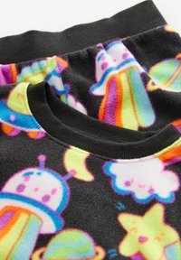 Fleece-Oberteil mit schwarzem Grund, verziert mit bunten Mustern von Zeichentrick-Raumschiffen, Sternen und Wolken. Schwarzer gerippter Halsausschnitt und Bündchen.