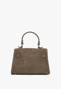 Brązowa zamszowa torebka o strukturalnym kształcie, z małym, zaokrąglonym górnym uchwytem oraz srebrnymi akcentami metalowymi. Posiada subtelne logo z boku.