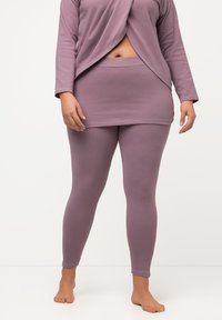 Set loungewear in cotone viola, composto da un top a maniche lunghe con un davanti drappeggiato e un pantalone aderente, entrambi con una texture liscia e una vita elastica.