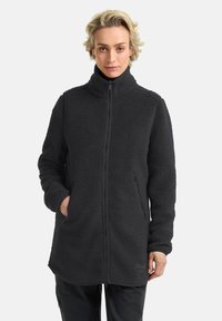 Fleecejacke in schlichtem Schwarz, mit hohem Kragen, Frontreißverschluss, zwei Seitentaschen und einer weichen, strukturierten Oberfläche.