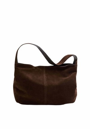 Bolso de hombro de ante marrón oscuro con una correa ancha y una costura vertical sutil en el centro, diseño simple y sin adornos.