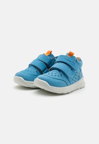 Scarpe blu per bambini realizzate in materiale testurizzato con due cinturini in velcro, suola bianca e linguetta arancione, dotate di fori di ventilazione.